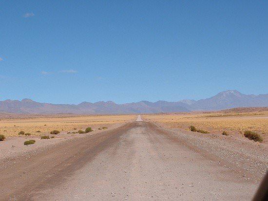 <p><strong>Arica-Iquique Yolu</strong><br />
Şili’nin Arica ve Iquique şehirlerini birbirine bağlayan yol ıssız topraklardan ve derin vadilerden geçiyor.</p>