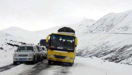 <p><strong>Siçuan-Tibet Otoyolu</strong><br />
Çin’in Siçuan Eyaleti’ndeki Çengdu kentini Tibet’in başkenti Lhasa’ya bağlayan yol dünyanın en yüksek yollarından biri.</p>