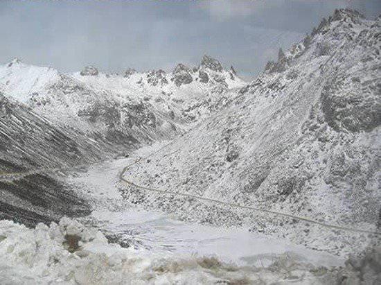 <p>Yüksekliği 4-5 bin metre olan 14 dağı ve 10’a yakın ırmağı aşan yol yılın çoğunda kar altında...</p>
<p> </p>