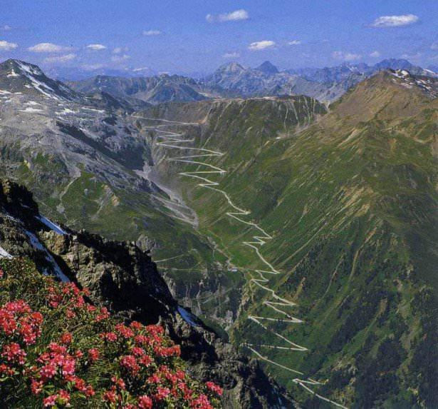 <p><strong>Stelvio geçidi</strong><br />
İtalya’daki Stelvio geçidi, 2 bin 770 metre yüksekliği ile Güney Alpler’in en yüksek geçidi.</p>