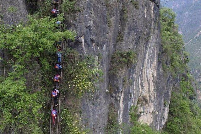 <p> 72 haneli Atuder dağ köyünde yaşayan öğrenciler, bu tehlikeli yolculuk için uçuruma monte edilen 17 merdivenli bu yola tırmanmak ve inmek için 2 saatlerini harcıyor. </p>

<p> </p>
