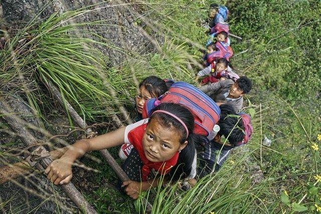 <p>En küçüğü 6, en büyüğü 15 yaşında olan bu çocukların, velilerinin refakati eşliğinde her gün kat ettikleri bu zorlu ve ölümcül yol, Pekin News fotoğrafçısı Chen Jie tarafından görüntülendi. </p>
<p> </p>