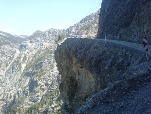<p>'Dangerousroads' sitesi Türkiye'nin de en tehlikeli yollarını belirlendi. İşte yüzlerce kişinin geçtiği zorlu yollar.</p>
<p> </p>
