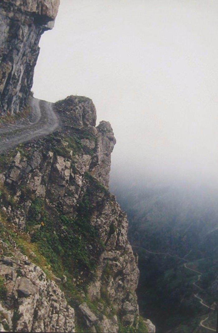 <p><strong>Bayburt - Of Yolu</strong><br />
Dünyanın en zorlu yollarından biri olan bu yol dağ eteklerindeki yüzlerce kilometre ve yol boyunca bariyer yok.</p>
<p> </p>
