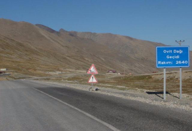 <p><strong>Ovit Dağı Geçidi</strong><br />
Türkiye'nin kuzeydoğusunda, Rize ile Erzurum arasında yer alan Ovit Dağı Geçidi 2640 rakımdadır.</p>
<p> </p>
