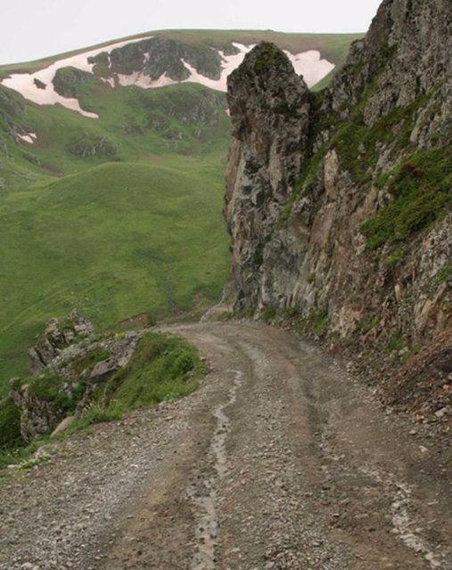 <p><strong>Uzungöl Yolu</strong><br />
Uzungöl Yolu, Trabzon'un Çaykara ilçesinde bulunan 1125 metre yükseklikteki bir dağ gölü yoludur</p>
<p> </p>