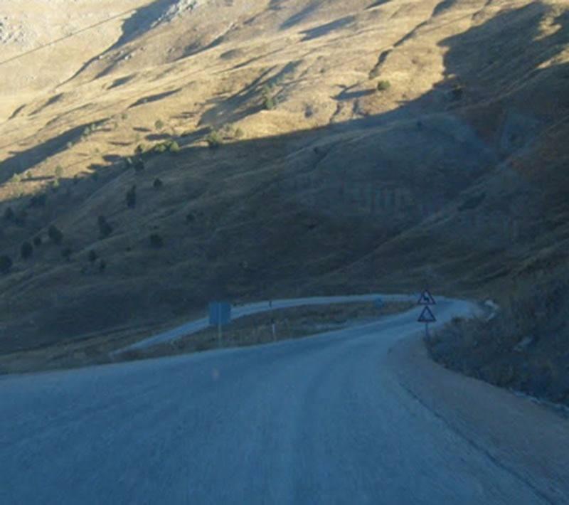 <p><strong>Gezbeli Geçidi</strong><br />
Adana'nın Tufanbeyli ilçesi üzerinden konuşlanan bu yol 1990 metre yükseklikte yer alan bir dağ yoludur.</p>
<p> </p>