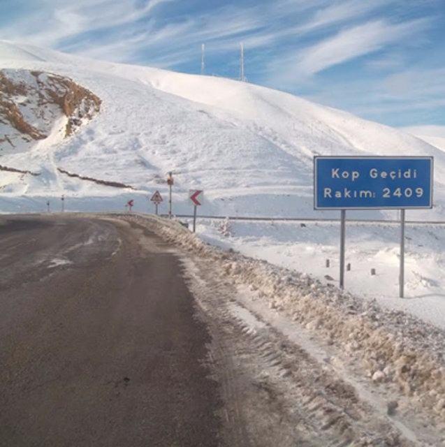 <p><strong>Kop Dağı Geçidi</strong><br />
Kop Geçidi Erzurum dolaylarında, 2409 rakımda yer alan bir geçittir. Aşırı yükseklik ve bölgenin sert ikliminin yanında arazinin engebesi nedeniyle de oldukça tehlikeli bir yoldur.</p>

<p> </p>
