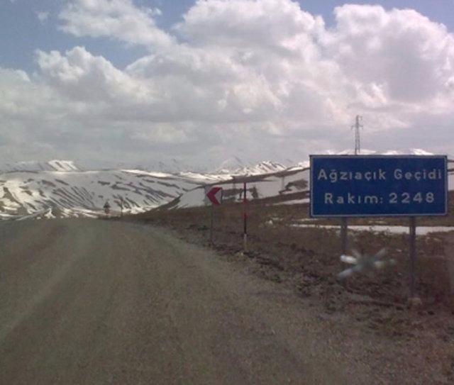 <p><strong>Ağzıaçık Geçidi</strong><br />
2248 metre yükseklikteki bir dağ yoludur.</p>