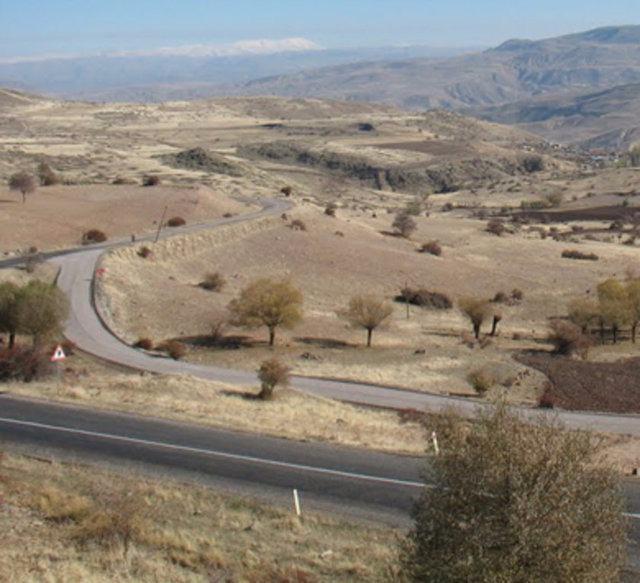 <p><strong>Karasar Geçidi</strong><br />
1950 metre yükseklikte, Sivas'ta yer alan bir dağ yoludur.</p>