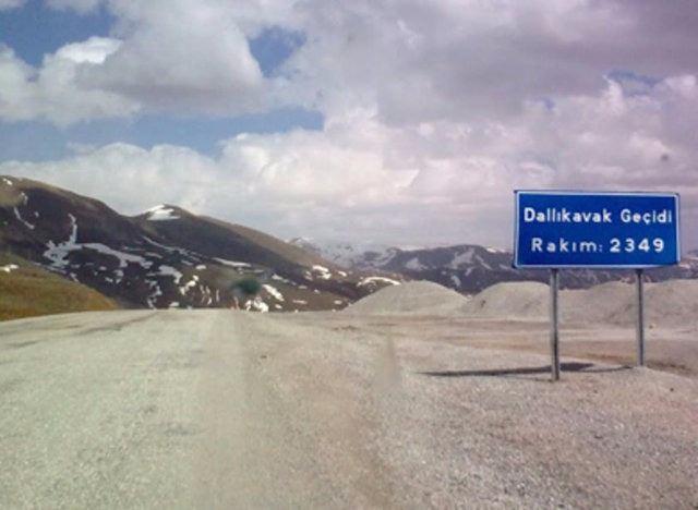 <p><strong>Dallıkavak Geçidi</strong><br />
2349 metre yükseklikte yer alan, oldukça sert virajlara ve sık sık buzlanan yollara sahip bir yoldur.</p>