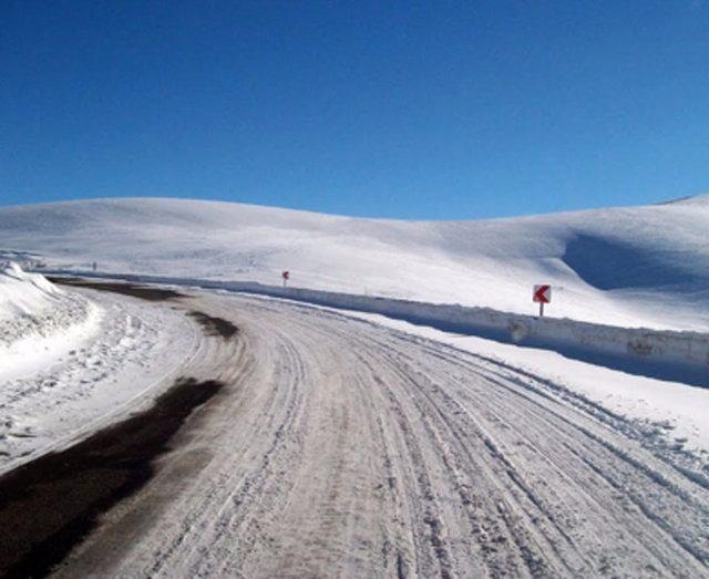<p><strong>Gölyurt Geçidi</strong><br />
Yine Erzurum'da yer alan 2380 m rakımlı bir geçit. Gölyurt Geçidi yüksek yamaçlarda çoğu zaman bariyersiz virajlarıyla listede yerini alıyor.</p>
<p> </p>
