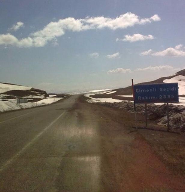 <p><strong>Çimenli Geçidi</strong><br />
Erzurum'da yer alan Çimenli Geçidi 2335 metrede kurulmuş bir yoldur.</p>
<p> </p>