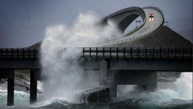 <p><strong>Dünyanın en tehlikeli yolu</strong><br />
Norveç'in Molde ve Kristiansund şehirleri arasındaki sahil yolu dünyanın en tehlikeli yolu olarak değerlendirildi.</p>
<p> </p>