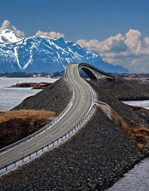 <p>Atlantik okyanusu kıyısındaki 8,3 km’lik yol keskin virajlar, yola vuran dalgalar ve aşırı rüzgâr nedeniyle dünyanın en tehlikeli yolu olarak gösteriliyor.</p>
<p> </p>