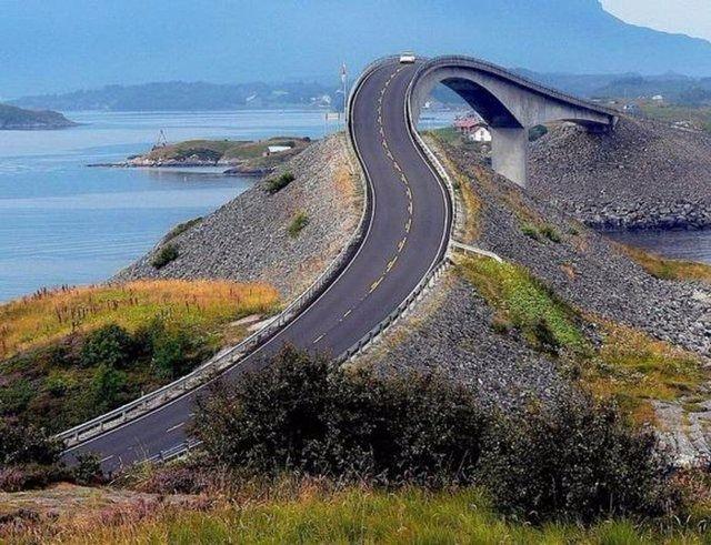 <p>1989 yılında inşa edilen yolu kullanan sürücülerin, denizden esen aşırı rüzgar, dalgalar ve özellikle kışın donması nedeniyle çok dikkatli ve çok usta olmaları gerektiği belirtildi.</p>
<p> </p>