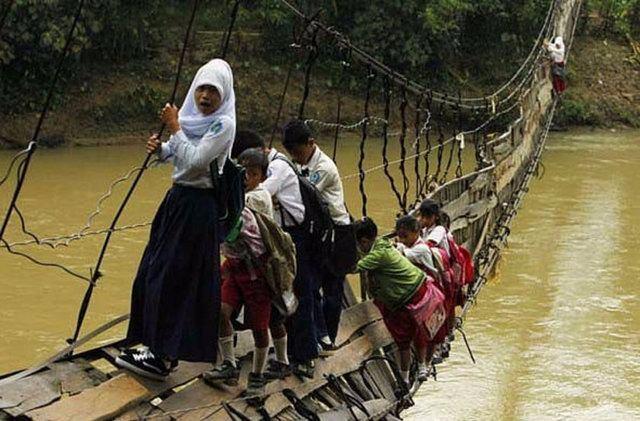 <p>Burası Endonezya ve bu dağcılık eğitimi değil, tamir edilmeyen bir köprü...</p>
<p> </p>
