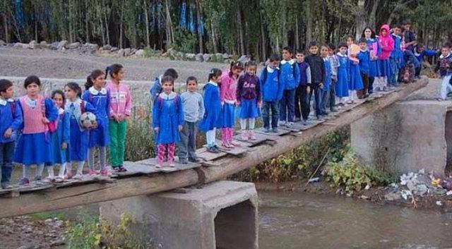 <p>Muş'ta da benzer bir köprü öğrencileri eğitime taşıyor.</p>
<p> </p>