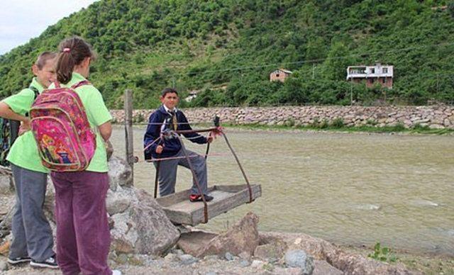 <p><strong>İŞTE TÜRKİYE'DEN İLGİNÇ OKUL YOLU FOTOĞRAFLARI</strong><br />
TRABZON</p>
<p> </p>