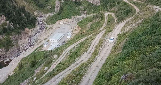 <p>Dünyanın en tehlikeli yolları arasında gösterilen Trabzon'un Çaykara ilçesi Derebaşı virajları halen sürücüler tarafından nadir olsa da kullanılıyor.</p>

<p> </p>
