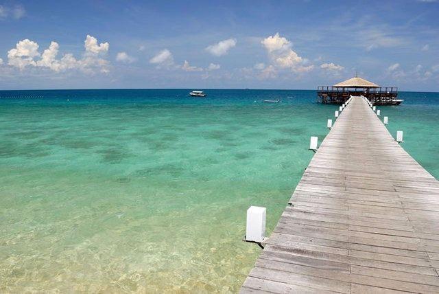 <p><strong>24. Tioman Adası - Malezya</strong></p>
<p>Malezya'ya ait minicik bir ada olan Tioman Adası, dalmaktan hoşlananlar için ideal bir nokta. Sekiz ana köye sahip olan Tioman Adası, yoğun bir ormanlıktır aslında. Ada mercan resifi ile çevrili olduğu için popüler bir tüplü dalış noktasıdır. Gümrüksüz statüye sahip olan ada çok sayıda tatil yeri ve dağ evleriyle çevrilidir. </p>