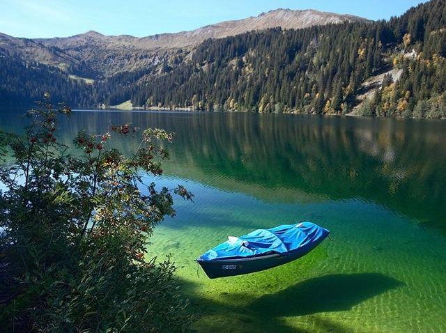 <p><strong>23. Arnensee - İsviçre</strong></p>
<p>Arnensee, İsviçre'nin Bern kantonunda bir göldür. Dileyenler berrak ama serin sularında yüzebilecekleri gibi, balık tutabilir ya da piknik yapabilirler. Ayrıca Arnensee, yürüyüş için ideal bir yerdir.</p>