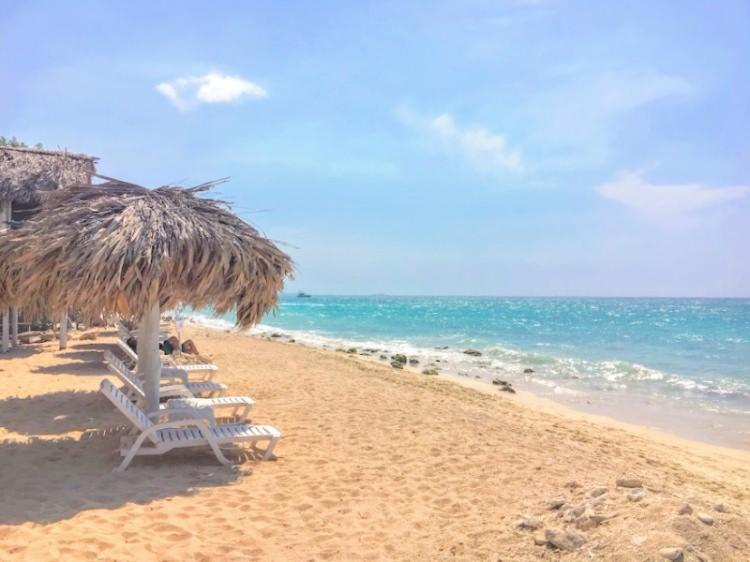 <p><strong>22. Playa Blanca - Kolombiya</strong></p>
<p>Playa Blanca, Baru Adası'nda Cartagena'nın ana limanından tekneyle yaklaşık 1 saat kadar uzaktadır. Tertemiz plajıyla Karayipler'in incisi diyebiliriz. Sakin ve sıcak suyuyla, şnorkel ile dalma ve yüzme için muazzam bir yerdir.</p>