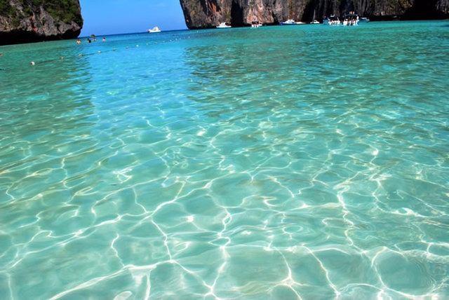<p><strong>21. Koh Phi Phi Don - Tayland</strong></p>
<p>Phi Phi Adaları'nın adasında en geniş olan adadır Koh Phi Phi Don ve tek daimi yerleşim yeridir. Ayrıca ada takımındaki tek volkanik olmayan çoğunluğu kireç taşından oluşan adadır. Feribotla ulaşım sağlanan adada 11.00-15.00 saatleri arasında ziyaretçi oranı oldukça yüksek.</p>