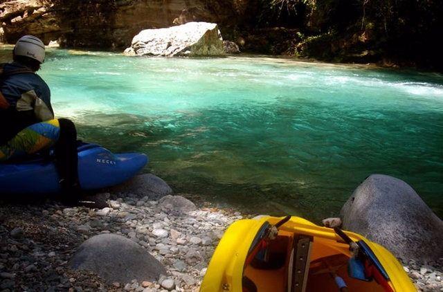 <p><strong>18. Rio Azul - Arjantin</strong></p>
<p>Arjantin'de Patagonya bölgesinde bulunan kısa bir nehir. Buzul beslemeli bir nehir olduğu için hayli soğuktur. Vahşi dalgalanmalara eğilimli olduğu için yağış dönemlerinde çok agresif tepkiler verir. Hızlı bir akışa sahip olduğundan su sporcuları için tercih sebebidir. </p>