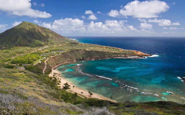 <p><strong>17. Hanauma  - Hawaii</strong></p>

<p>Hawaii'nin Oahu Adası'nda bulunan Hanauma Körfezi, çok iyi korunmuş bir doğal güzelliğe sahip. Yüzlerce tropik balık türü, sakin ve berrak sularıyla mükemmel bir keşif noktası. </p>
