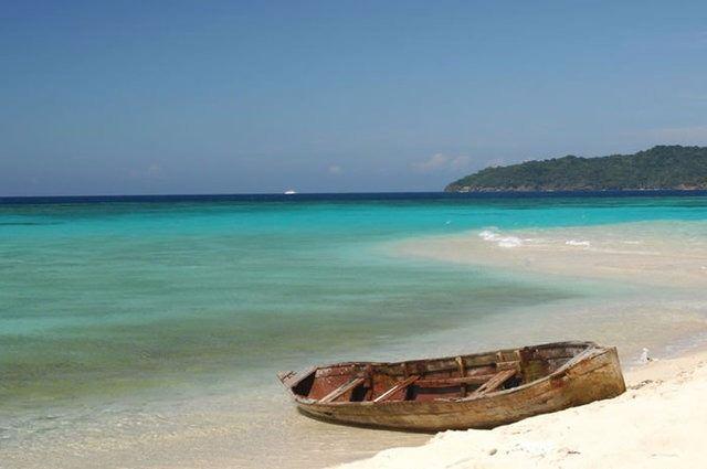 <p><strong>14. Cayos Cochinos - Honduras</strong></p>
<p>Cayos Cochinos veya Cochinos Cays, Honduras'ın kuzey kıyılarında La Ceiba'nın 30 kilometre kuzeydoğusundaki iki küçük adadan oluşan grup ve 13 küçük mercan küveti grubudur. Adalar, Deniz Koruma Bölgesi olup, Mezo-Amerikan Bariyersiz Reef olarak bilinen dünyanın ikinci büyük mercan resifi sisteminin parçasıdır.</p>