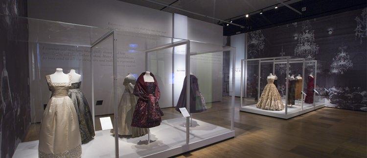 <p><strong>1- Victoria & Albert Museum</strong></p>

<p>The V&A’s Fashion koleksiyonu 4 yüzyıllık bir zaman dilimini içeren dünyanın en geniş kapsamlı kıyafet koleksiyonu. Koleksiyonun ana hatları, nadir bulunan 17. yüzyıla ait elbise ve 18. yüzyıla ait mantolar, 1930’ların elbiseleri, 1960’ların günlük kıyafetleri ve 21. yüzyılın tasarımcılarından parçalardan oluşuyor.</p>
