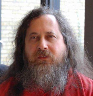 <p>Richard Stallman GNU projesinin babası olan Stallman okul yıllarında MIT`te "kadrolu beyaz hacker" olarak Emacs projesinde çalışıyordu. Her kurulan şifreli koruma sistemini kırıp öğrencilere açık hale getirmesi ile ünlendi.</p>
