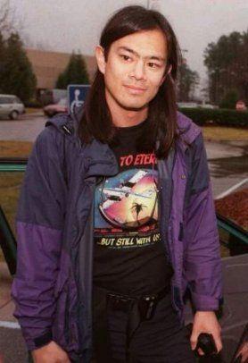 <p>Tsutomu Shimomura Bir beyaz hacker olarak adını Kevin Mitnick`i yakalayan kişi olarak duyurdu. FBI ile işbirliği yaparak kendisini zamanında hack`lemiş olan Mitnick`ten intikam aldı. Her türlü cep telefonunu kolaylıkla modifiye edebilmesi ile biliniyor.</p>
