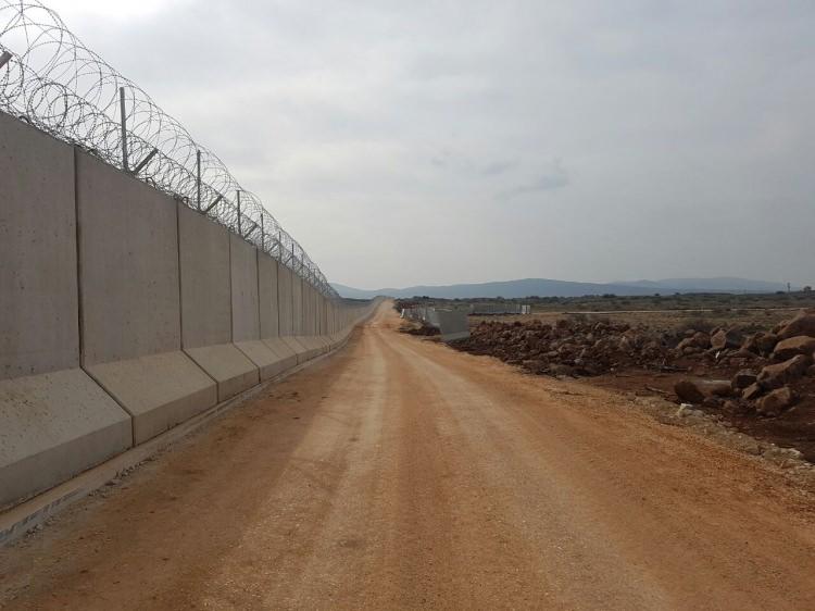 <p>- Başbakanlık Toplu Konut İdaresi'nin (TOKİ), Türkiye-Suriye sınırında inşa ettiği "güvenlik duvarı" inşaatının yaklaşık yüzde 50'si tamamlandı.</p>
