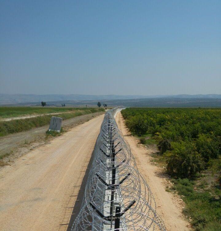 <p>Turan, ‘"Tamamını ihale ettiğimiz duvarın yarıdan fazlasının inşaatı tamamlandı. Ayrıca duvar dışında yaklaşık 260 kilometre yol ve 160 kilometre duvar montajı yaptık." dedi.</p>
