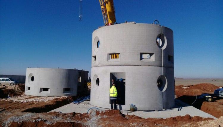<p>Sınır hattı boyunca 2 metre genişliğinde ve 3 metre yüksekliğindeki 7 tonluk seyyar blokların tamamlanan kısmında, duvarların üzerine jiletli tel de çekildiğini ve örülen sınır duvarının "portatif" olduğunu vurgulayan Turan, şunları kaydetti:</p>

<p> </p>
