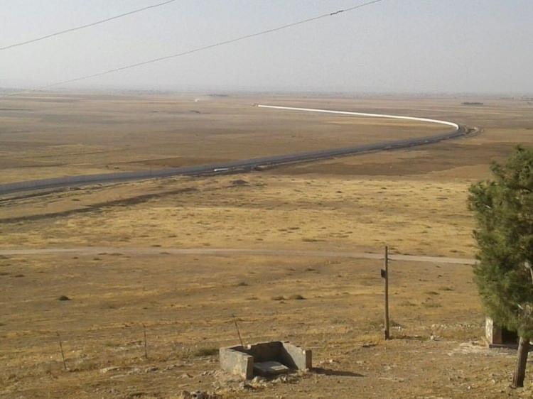 <p>"İmal ettiğimiz duvarlar 3 metre. Beton duvarın üzerinde 1 metre jiletli tel olmak üzere toplam 4 metre yüksekliğinde . Duvarın kalınlığı 30 santimetre. Duvarı yarın başka bir yere taşıyabilecek şekilde inşa ediyoruz. Dev blokların yapımında mukavemeti yüksek dayanıklı beton kullanıyoruz. TOKİ olarak sadece duvar kalıbı döküp monte etmiyoruz. Duvarın arkasına devriye atmak için güvenlik yolunu da yapıyoruz."</p>
<p> </p>