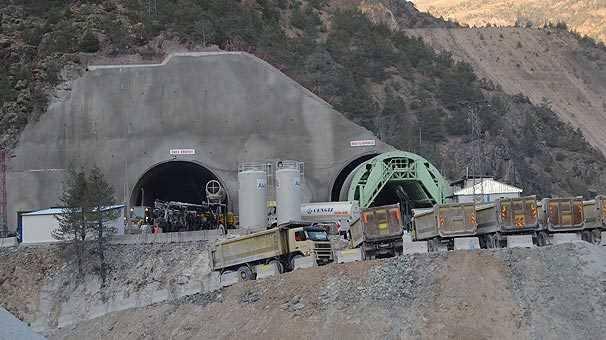 <p>Trabzon-Gümüşhane karayolu arasında yapımına başlanılan 14.5 kilometre uzunluğu ile dünyanın en uzun ikinci tüneli olması planlanan Zigana Tüneli’ndeki kazı çalışmaları devam ediyor.</p>
