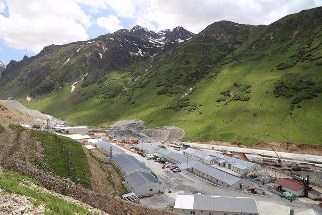 <p>Tüneli incelediğine dikkati çeken Azizoğlu, şunları kaydetti:<br />
"Bugün tünelin İspir girişinden 14 kilometre yol kat ederek Rize İkizdere ilçesinden çıkış yaptık. Tahminen 4 yılda tamamlanan bu tünelimizi araçla geçme imkanımız oldu. Bu sırada yetkili arkadaşlarla tüneli gezdik. Tünel artık son aşamaya geldi ve bu yılın sonunda trafiğe açılacak.</p>
