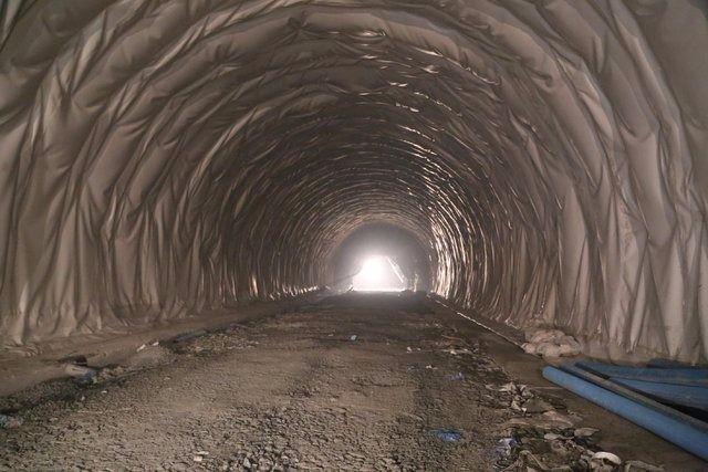 <p>Bu tünelin açılmasıyla mevcut yol Karadeniz'i Doğu Anadolu'ya, Doğu Anadolu'dan da Orta Asya’ya bağlayan en kestirme ve en hızlı yol olacak. Tünel, bölgenin ekonomik, sanayi ve turizm olarak hızla gelişip kalkınmasını sağlayacak. 4 yıldan bu zamana kadar mühendisinden, işçisine bütün arkadaşlarımıza özverili çalışmalarından dolayı teşekkür ediyorum."</p>
