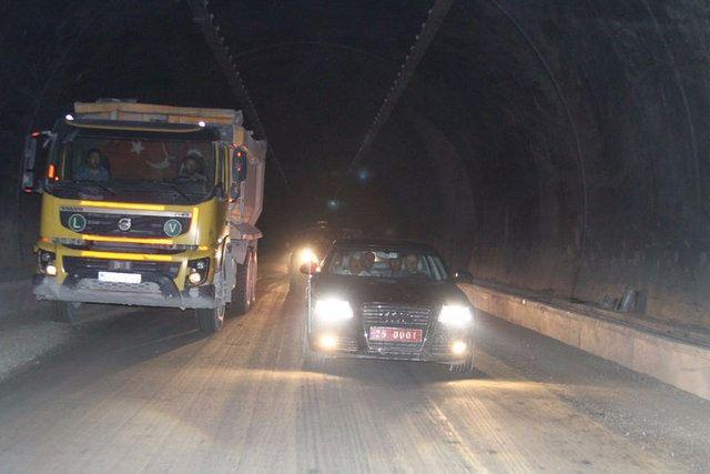 <p>Tünel ziyareti sonrası Erzurum'un İspir ve Pazaryolu ilçelerini de ziyaret eden Azizoğlu, muhtar ve vatandaşlarla bir çay bahçesinde bir araya gelip taleplerini dinledi.</p>

<p> </p>

