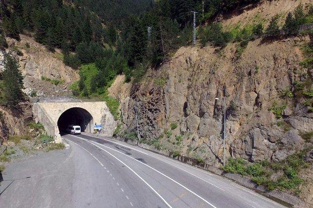 <p>Tünelin her iki ucunda da kurulu bulunan ayrı trafolardan beslenen elektrikle aydınlatılan tünel, bazı günler meydana gelen arızalar nedeniyle yarısı aydınlık yarısı da karanlık duruma düşebiliyor.</p>

<p> </p>
