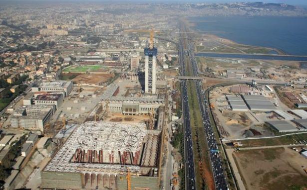 <p>Cezayir'de inşaatına başlanan The Djamaa El Djazair camisi 265 metrelik minaresiyle dünyanın en yüksek minareli camisi olacak.</p>

