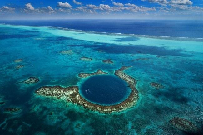 <p>1971'de ünlü bilim adamı Jaques Yves Cousteau tarafından adı tüm dünyaya duyurulan 305 metre çapında, 146 metre derinliğindeki "Büyük Mavi Çukur" her ne kadar dalma meraklılarının çok iyi bildikleri bir yer olsa da, böge yerlileri için hala esrarını koruyor.</p>
