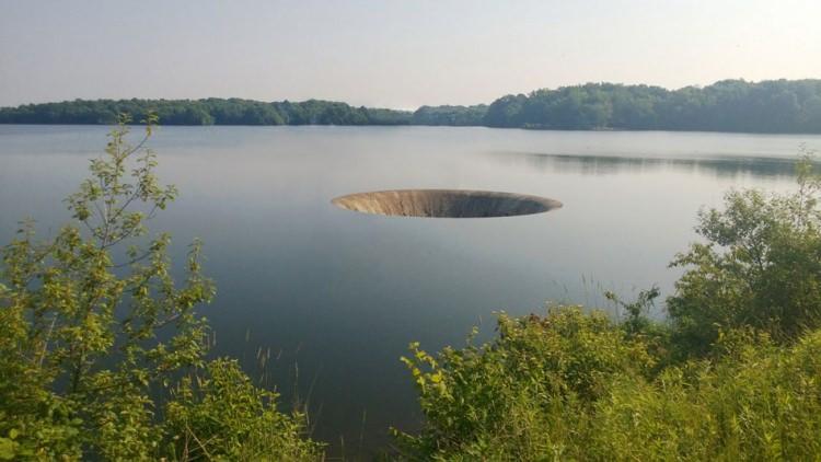 <p>Glory Hole / Monticello Dam U.S.A</p>

<p>ABD'nin Kalifoniya eyaletinde bulunan bu dev delik Monticello Barajına ait.</p>
