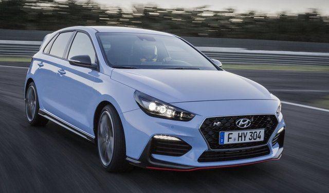 <p>İki versiyon da 2.0lt turbo dört silindirli motora ve 6 ileri manuel şanzımana sahip.</p>
