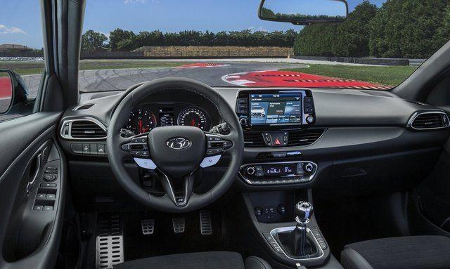 <p>Bu durum iki versiyon arasındaki 100km/s hıza ulaşma süresinde farklılık yaratıyor. Standart versiyon 0-100km/s'ye 6.4 saniyede ulaşırken, performans paketli yeni Hyundai i30N 0-100km/s'ye 6.1 saniyede ulaşıyor.</p>