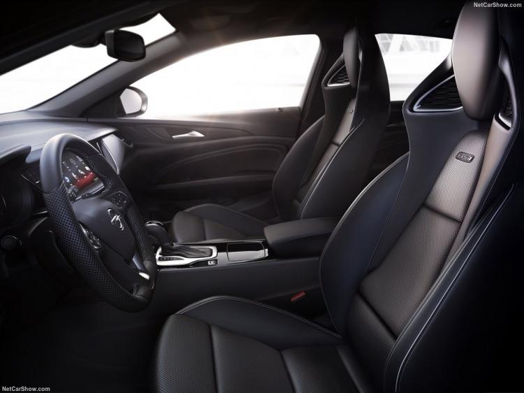 <p>Yeni Insignia sekiz ileri otomatik şanzıman olacak ve bunun yanında daha sonraki tarihlerde de dizel versiyonu açıklanacak.</p>
