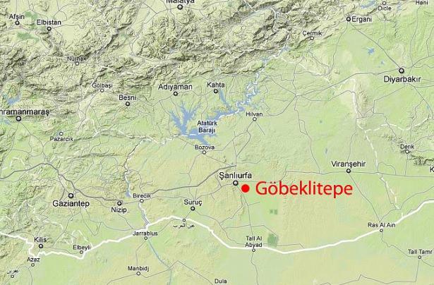 <p>Göbeklitepe'nin coğrafi konumu</p>

<p>Göbeklitepe, Şanlıurfa'nın 20 kilometre kuzeydoğusundaki Örencik köyü yakınlarında, yaklaşık 300 metre çapında ve 15 metre yüksekliğinde geniş görüş alanına hakim bir konumda yer almaktadır.</p>
